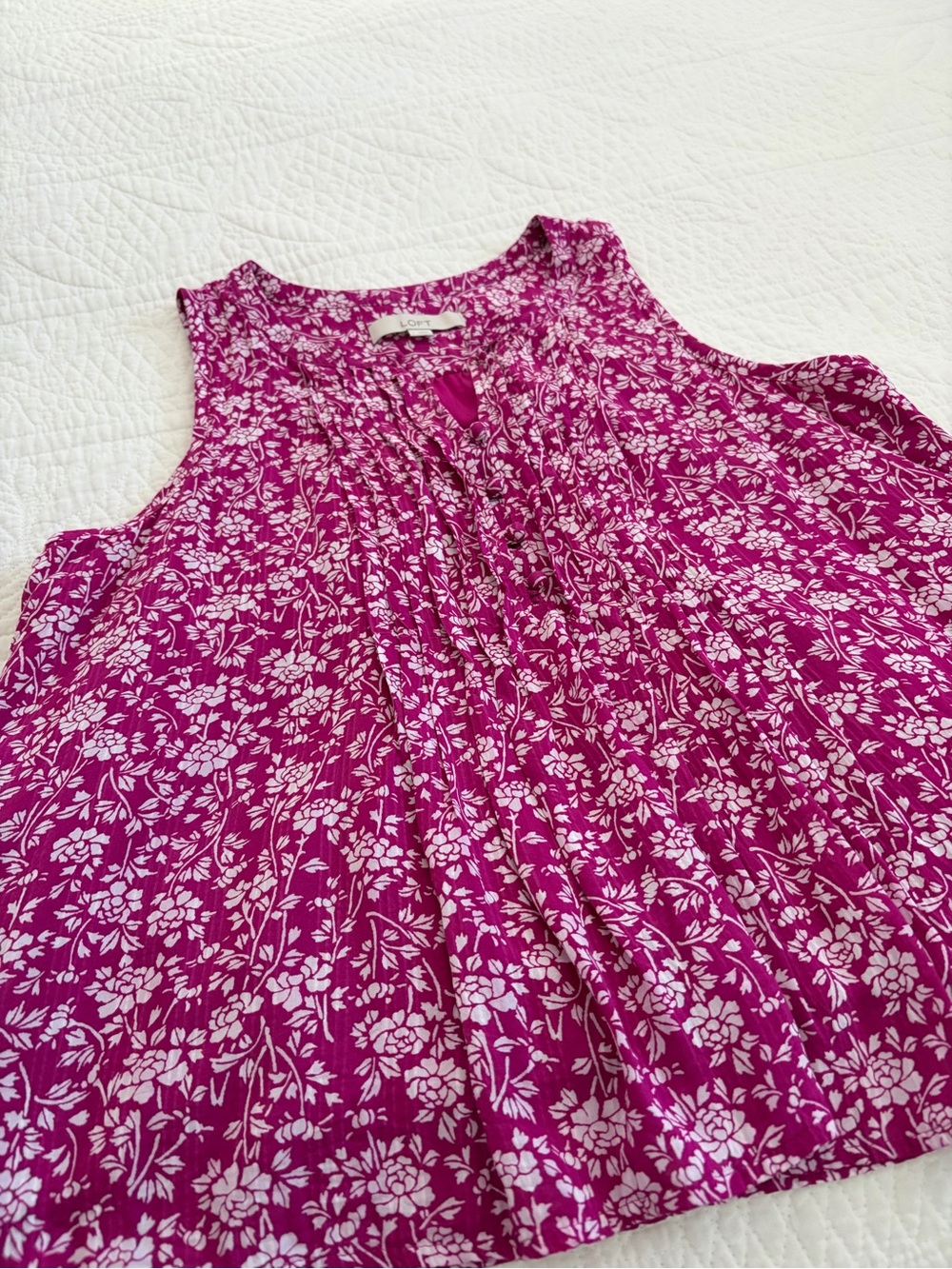 LOFT Fuchsia Floral Sleeveless Pleated Camisole. Fuchsia/white. Large - Picture 5 of 10